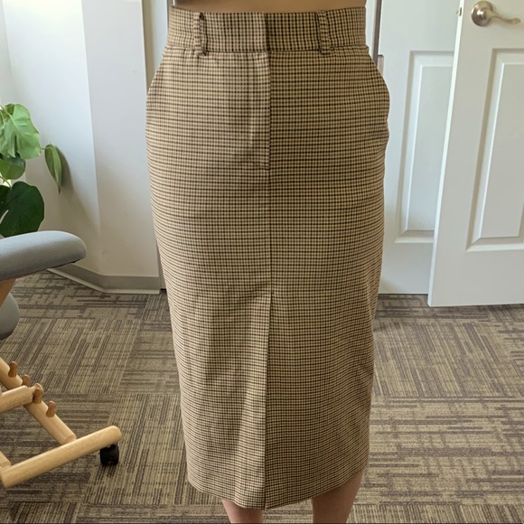 Beautiful midi length Zara skirt with pockets & slit. Brown gingham pattern. - Picture 3 of 10